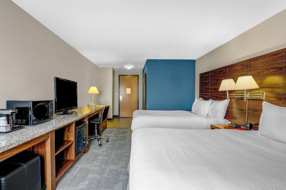 Habitación estándar, 2 camas de matrimonio | Escritorio, cortinas opacas, tabla de planchar con plancha y wifi gratis