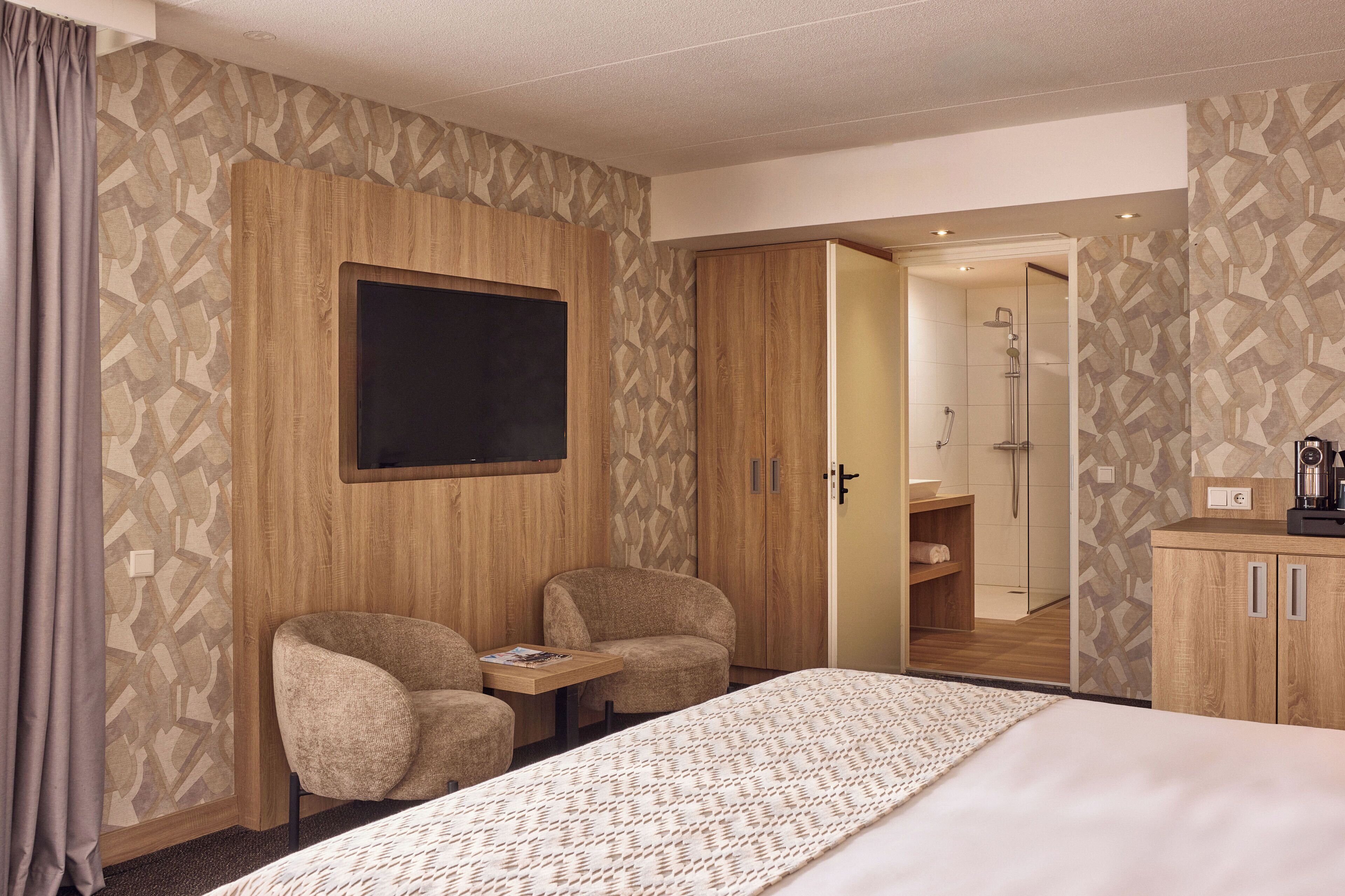 superior room (luxe) | in-room safe, desk, cots/infant beds, free wifi