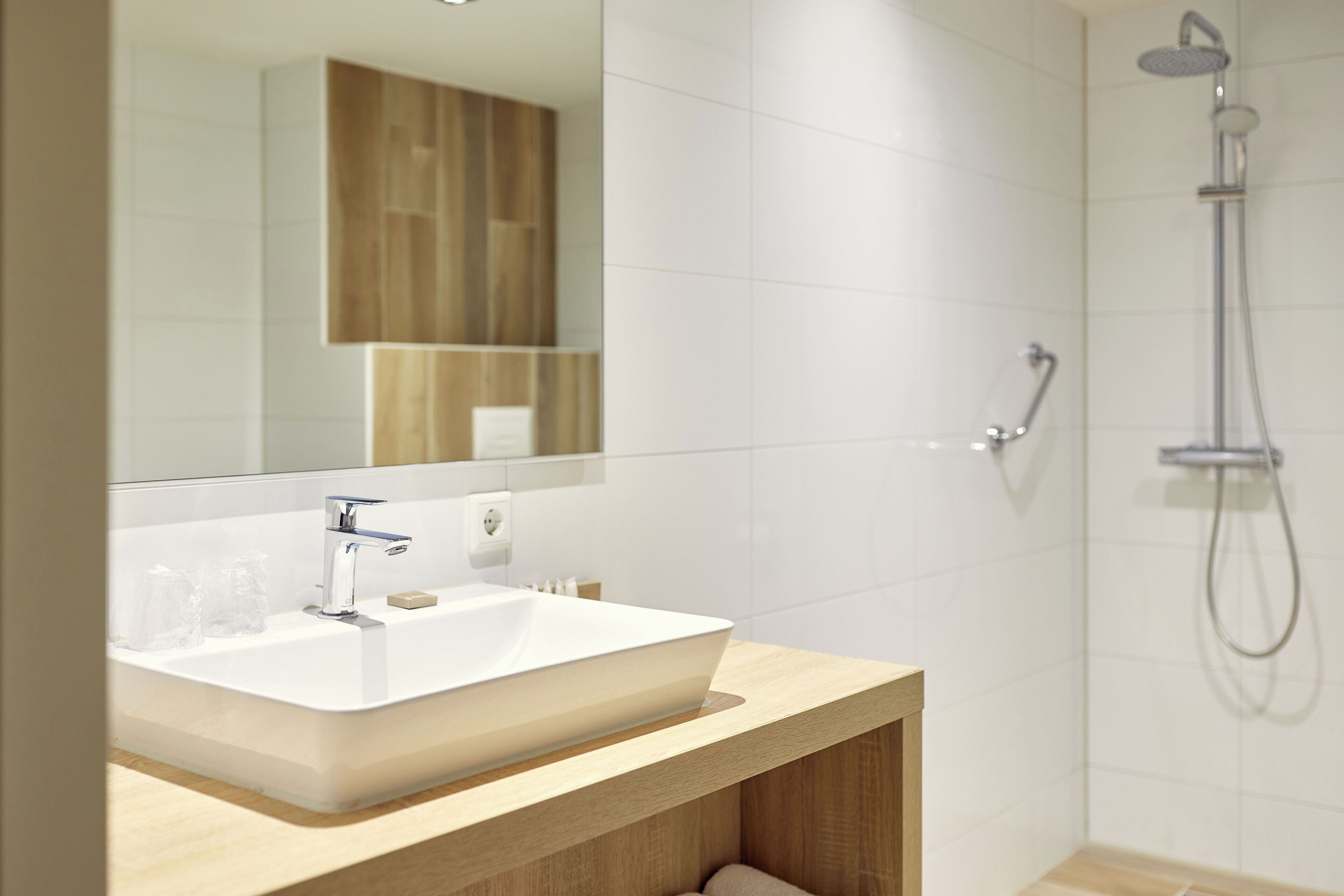 free toiletries, towels