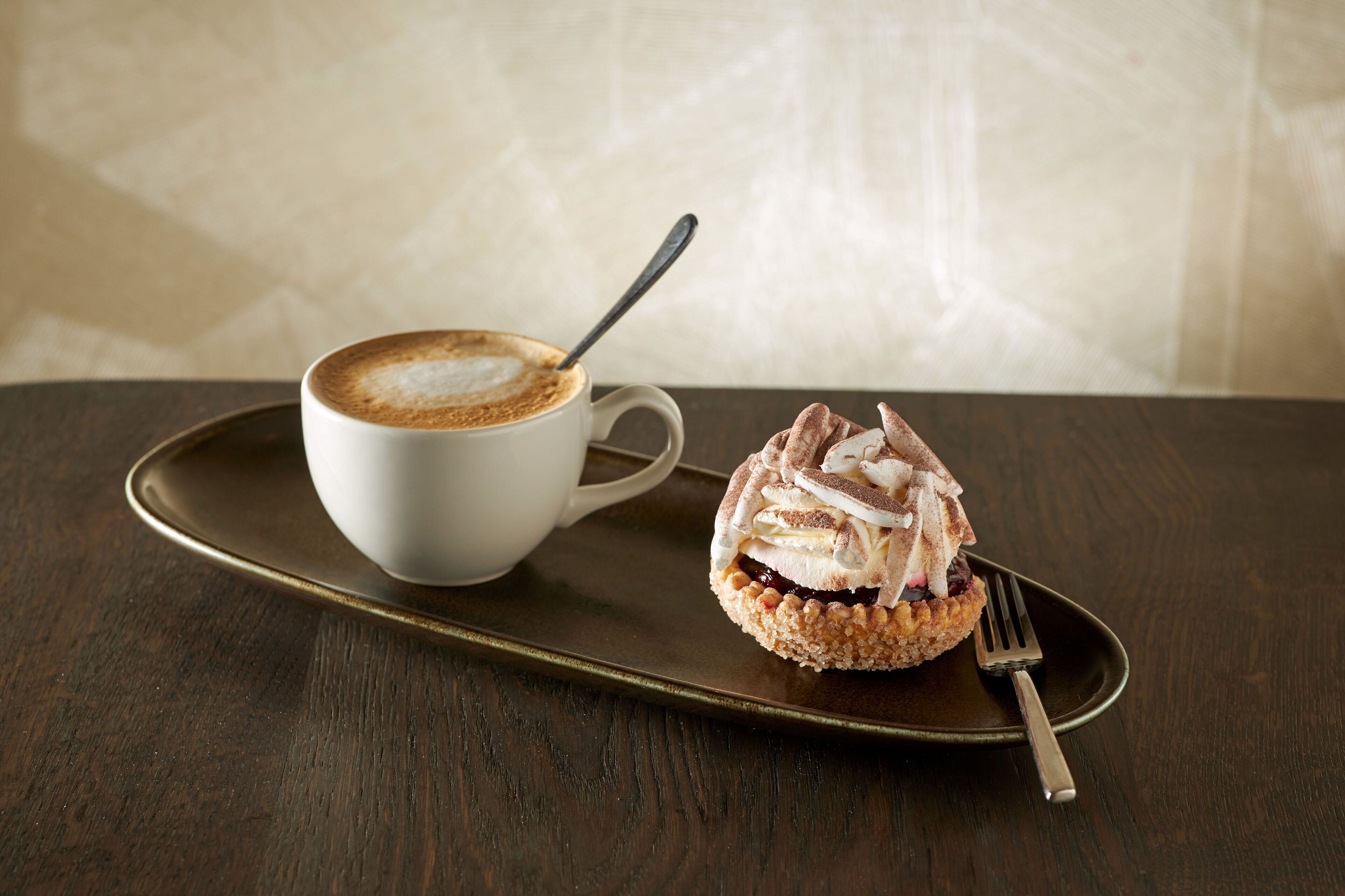 al fresco dining, serves breakfast, lunch and dinner