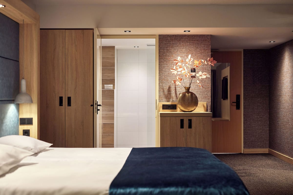 triple room | in-room safe, desk, cots/infant beds, free wifi