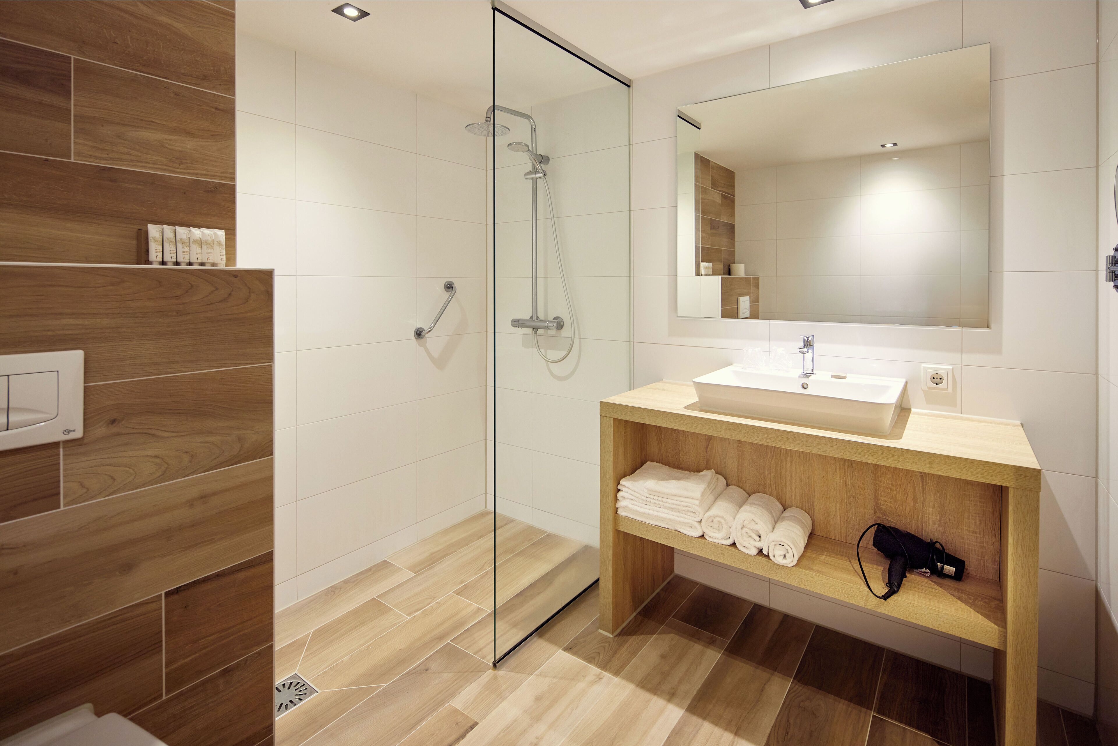 superior room | bathroom | free toiletries, towels