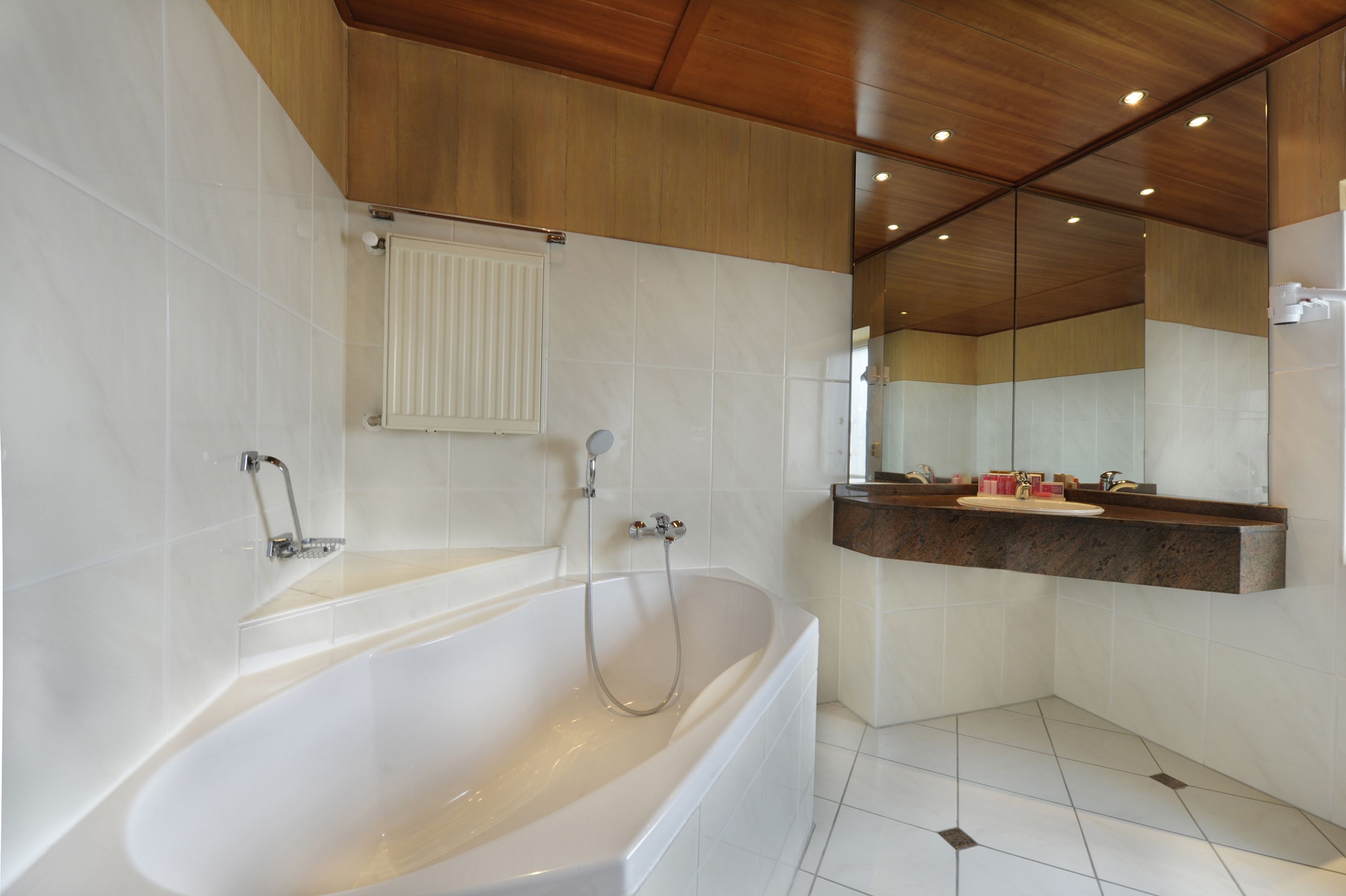 family room | bathroom | free toiletries, towels