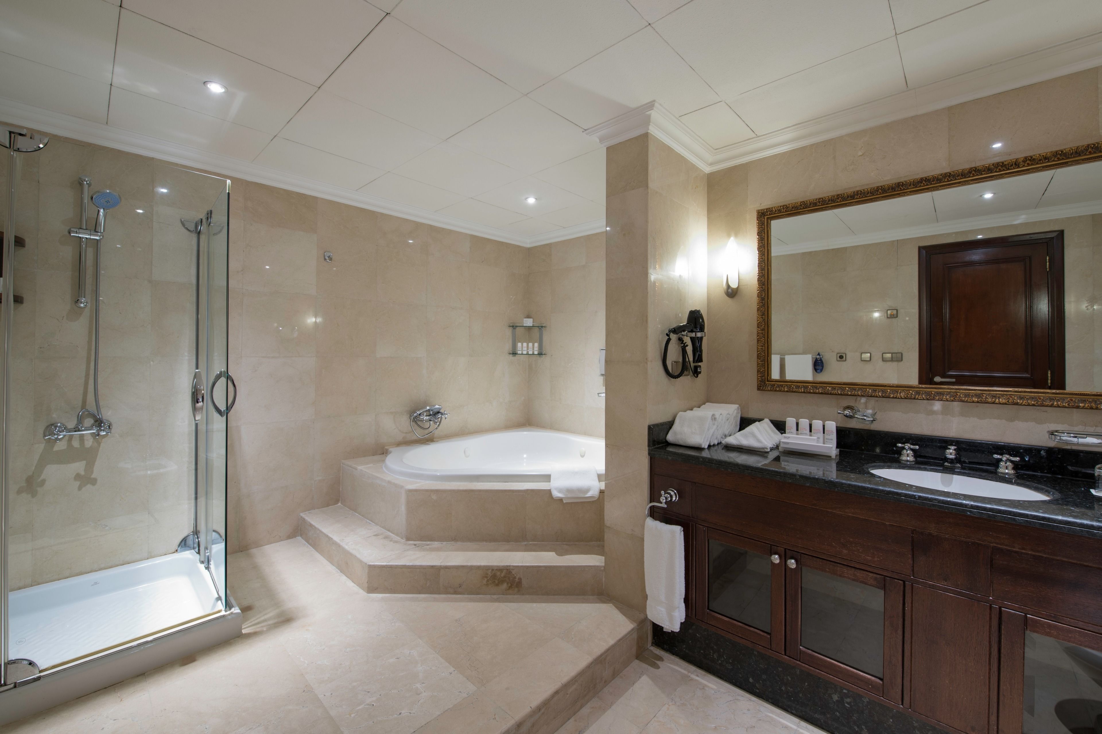 Royal-Suite | Badezimmer | Duschwanne, kostenlose Toilettenartikel, Haartrockner, Bademäntel