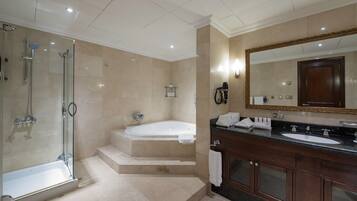 Royal-Suite | Badezimmer | Duschwanne, kostenlose Toilettenartikel, Haartrockner, Bademäntel