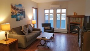 Téléviseur à écran plat, foyer, lecteur de DVD, table de baby-foot