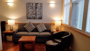 Condo luxueux, 2 chambres, accessible aux personnes à mobilité réduite, baignoire à jets | Salle de séjour | Téléviseur à écran plat, foyer, lecteur de DVD, table de baby-foot