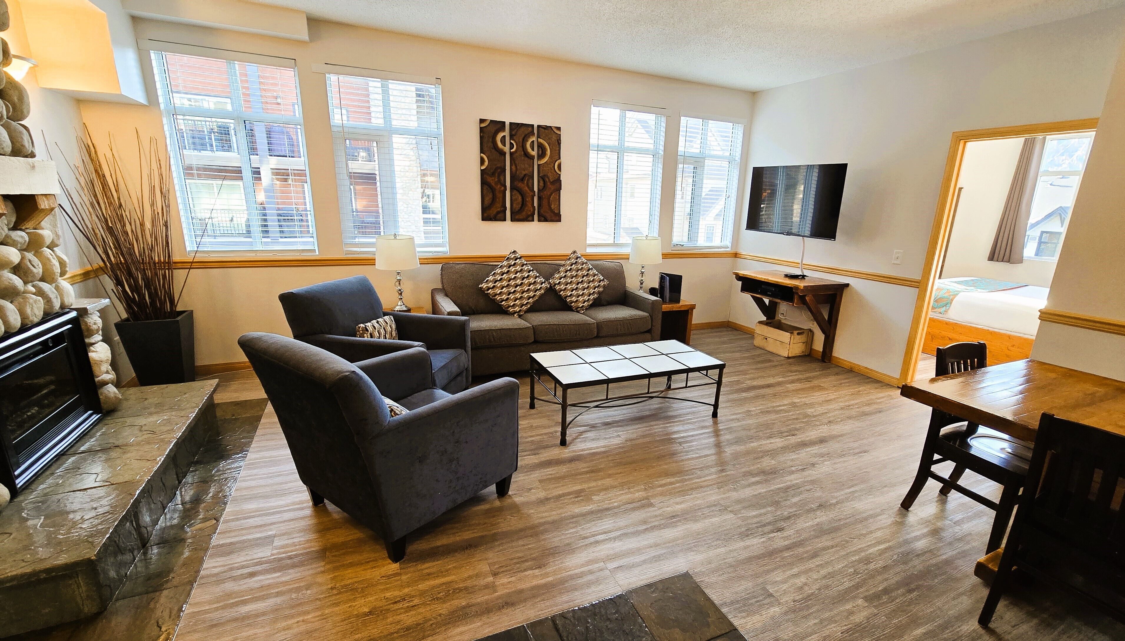 Luxury Condo, 3 Bedrooms, Jetted Tub, Mountain View | Living area | 40-inch flat-screen TV with cable channels, TV, fireplace