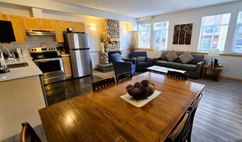 Apartamento de lujo, 3 habitaciones, bañera de hidromasaje, vistas a la montaña | Cocina privada | Frigorífico grande, microondas, placa de cocina y lavavajillas