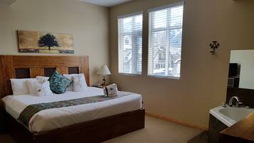 Luxury Condo, 3 Bedrooms, Jetted Tub, Mountain View | 3 bedrooms, in-room safe, individually decorated, individually furnished