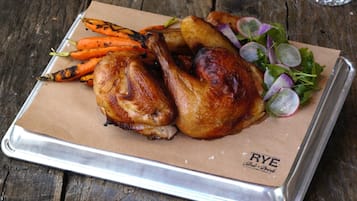 Pollo asado con verduras en una bandeja.