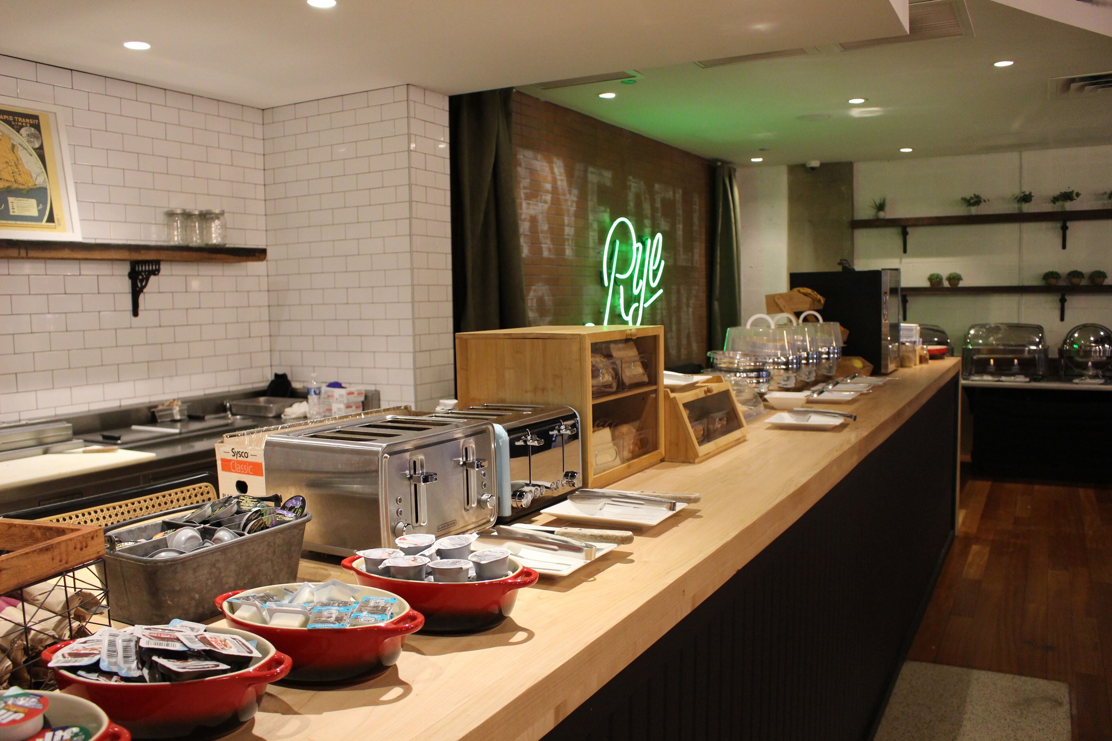 Petit déjeuner buffet servi tous les jours en supplément