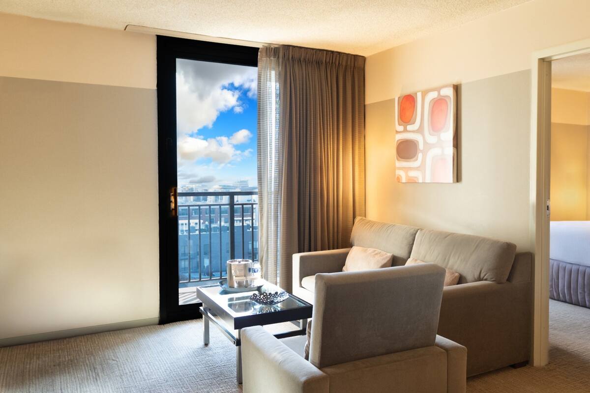 スイート 1 ベッドルーム (High Floor) | 低刺激性寝具、セーフティボックス (室内)、デスク、ノートパソコン用作業スペース