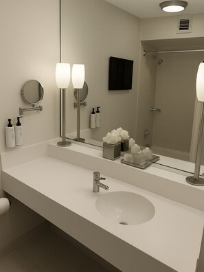 Premium Room | Bathroom - Crowne Plaza Chicago West Loop by IHG (Chicago)
