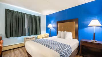 Rom – standard, 1 queensize-seng, ikke-røyk | Skrivebord, skrivebord for bærbar PC og blendingsgardiner