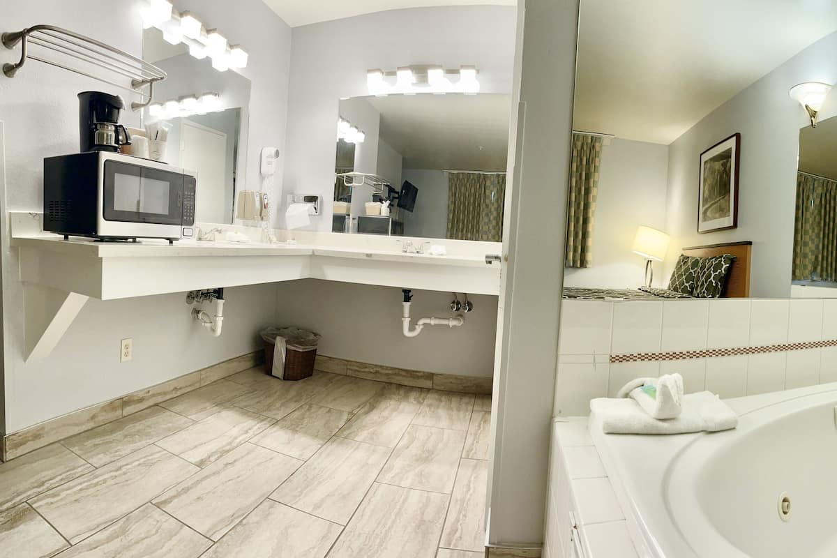 Deluxe Suite, 2 Bedrooms, Non Smoking, Jetted Tub | Iron/ironing board, free WiFi, bed sheets