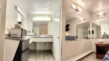 Family Suite, 2 Bedrooms, Non Smoking, Connecting Rooms | Bathroom | Free toiletries, hair dryer, towels