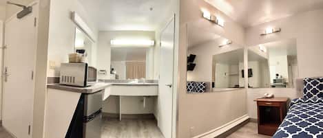 Familien-Suite, 2 Schlafzimmer, Nichtraucher, Verbindungszimmer | Badezimmer | Kostenlose Toilettenartikel, Haartrockner, Handtücher