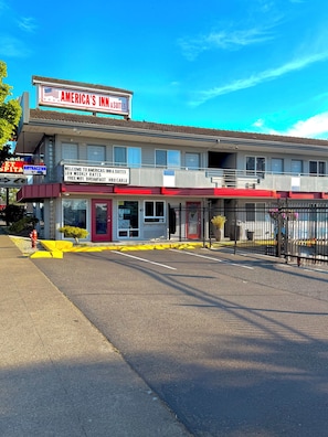 Building design - Americas Inn and Suite (Shoreline)