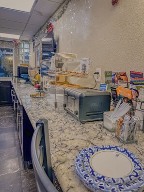 Tägliches inbegriffenes kontinentales Frühstück