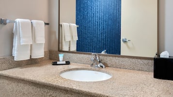 Een bad/douchecombinatie, gratis toiletartikelen, een haardroger