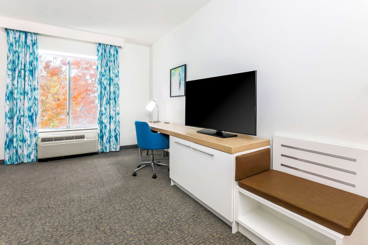Desk, iron/ironing board, free cribs/infant beds, WiFi