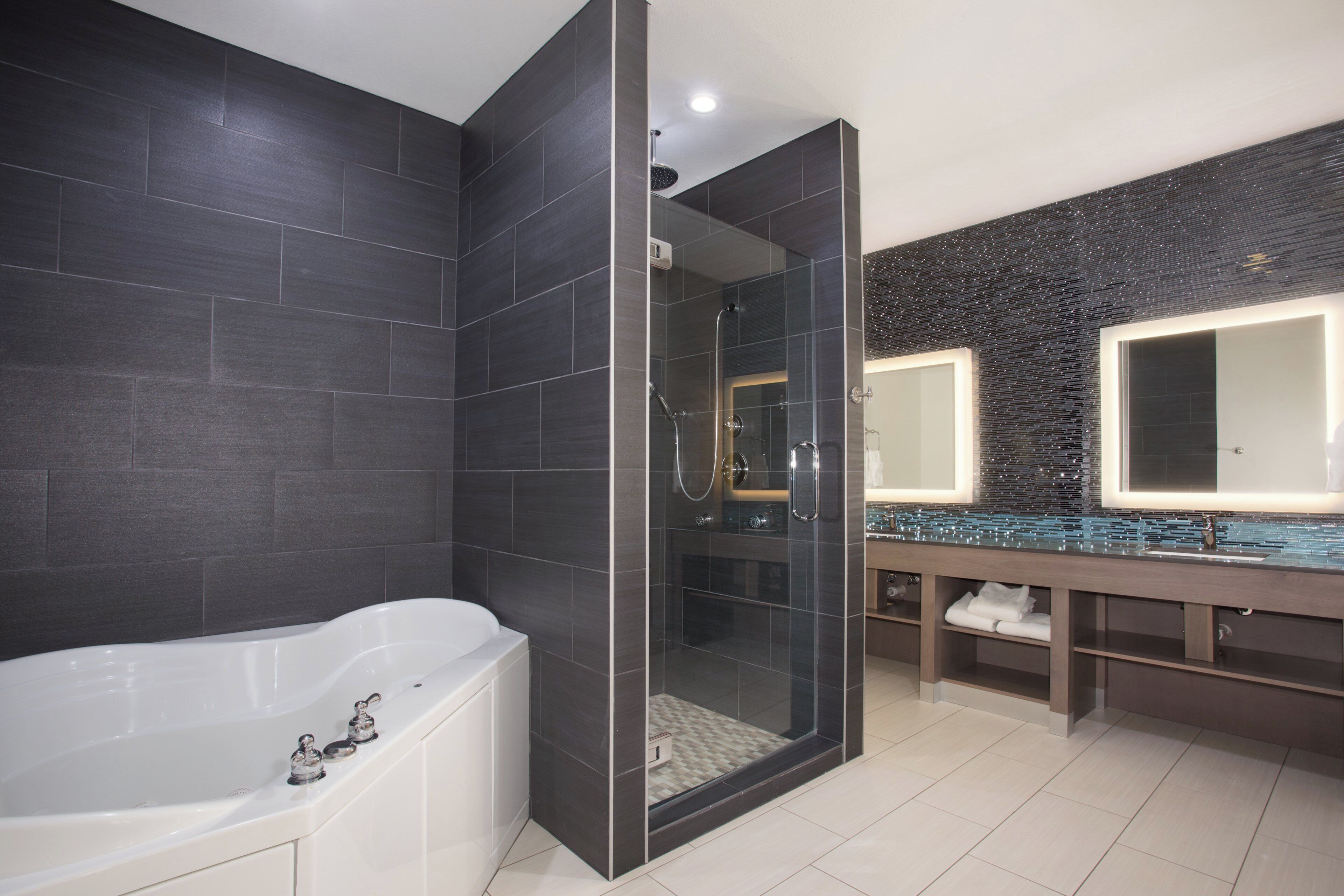 Suite, 1 habitación | Baño | Regadera, secadora de cabello, toallas 