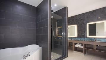 Suite, 1 habitación | Baño | Regadera, secadora de cabello, toallas
