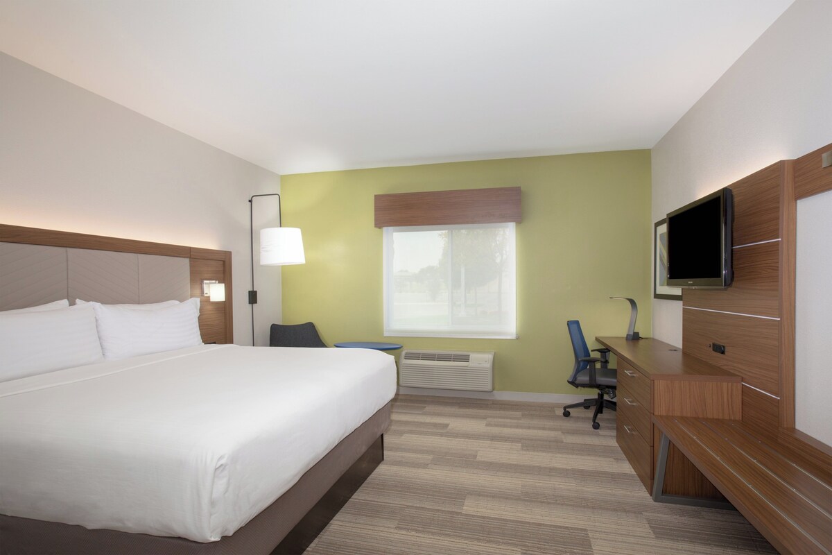 Minibar, in-room safe, desk, iron/ironing board