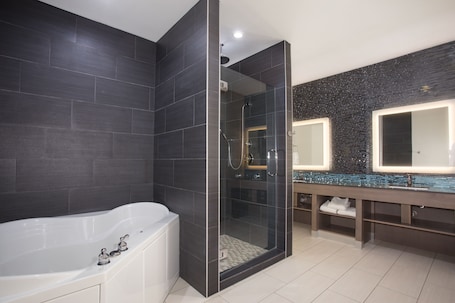 Shower, hair dryer, towels. Holiday Inn Express & Suites Amarillo by IHG