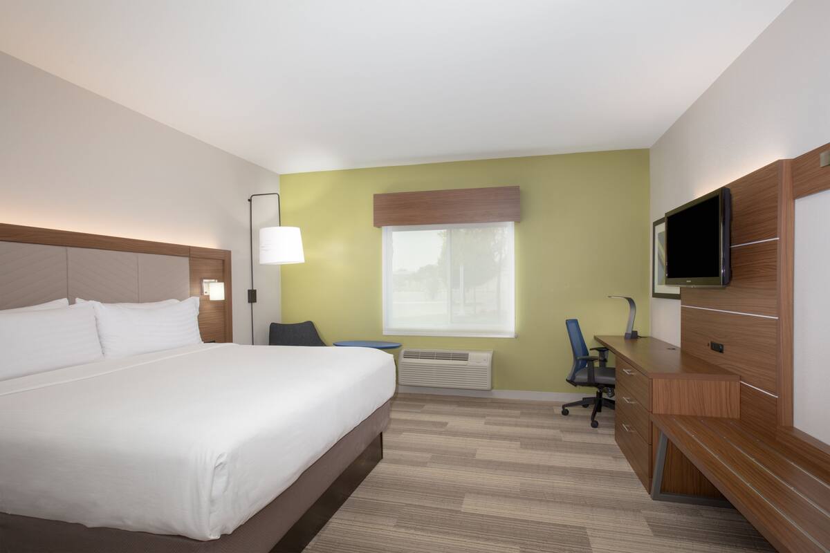 Minibar, in-room safe, desk, iron/ironing board