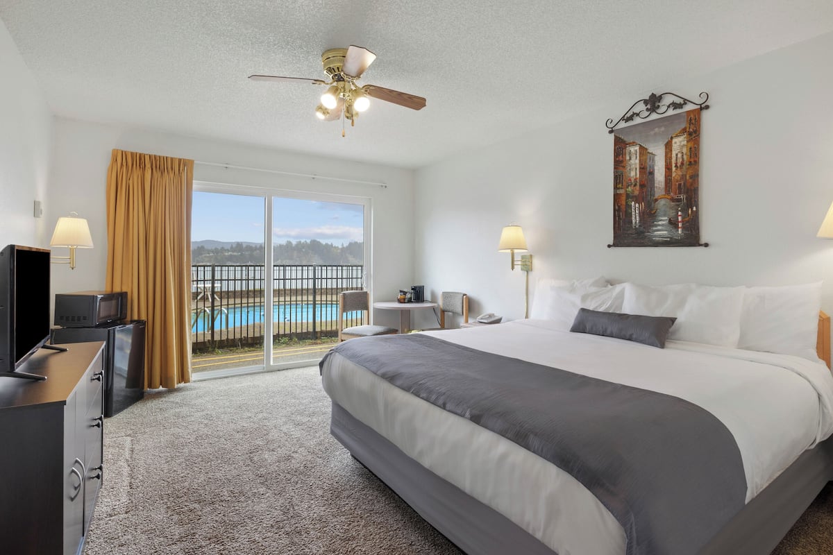 King Pool View w/Patio | In-room safe, blackout drapes, iron/ironing board, free WiFi