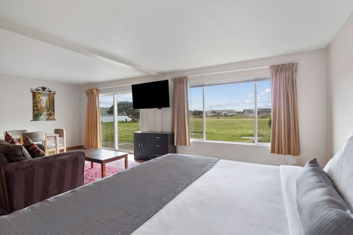 King Kitchenette Bay Side | In-room safe, blackout drapes, iron/ironing board, free WiFi