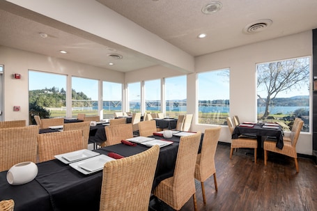Restaurante. Waldport Bayfront Hotel and Restaurant