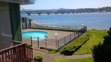 Una piscina al aire libre de temporada