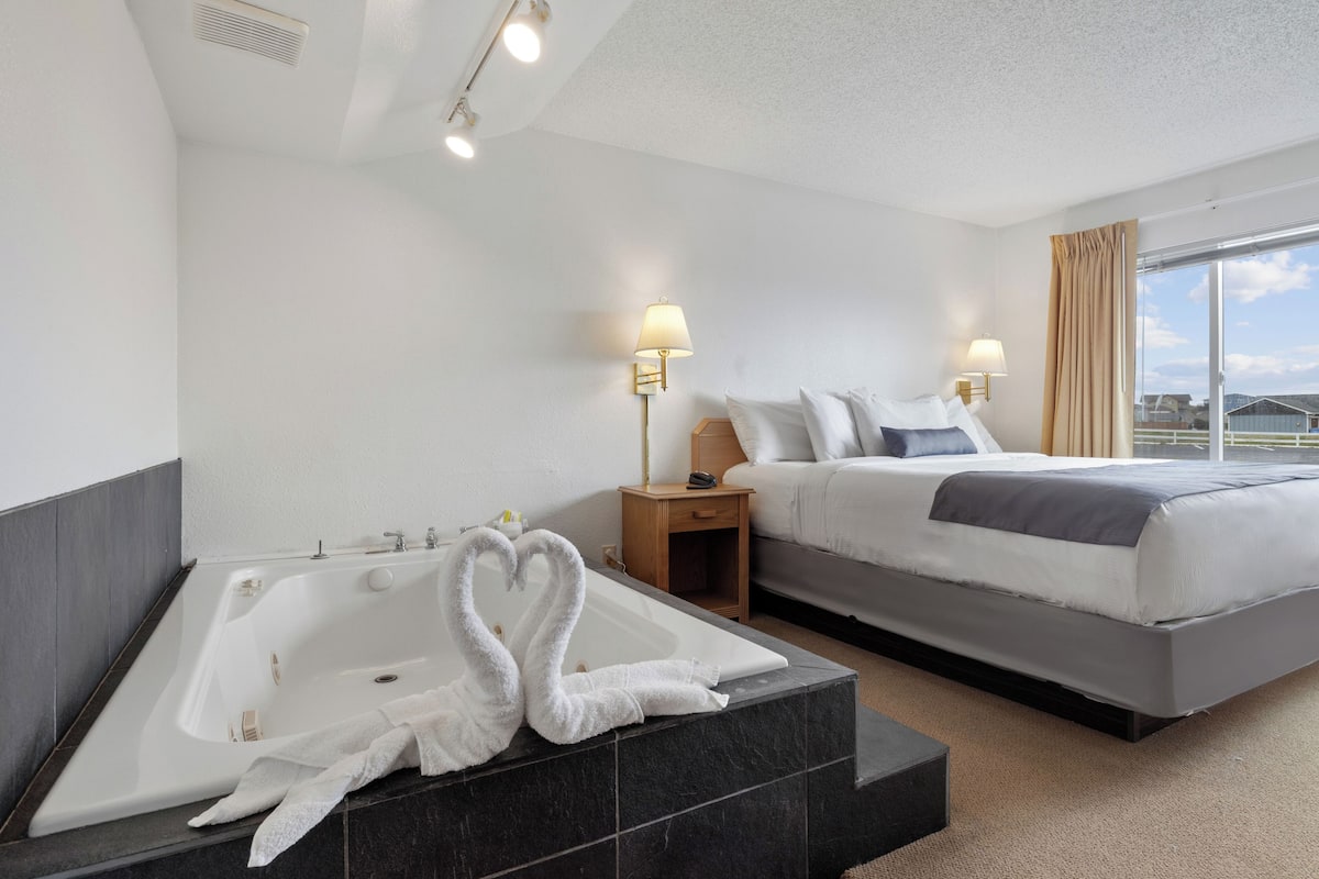 King Whirlpool Village View | In-room safe, blackout drapes, iron/ironing board, free WiFi