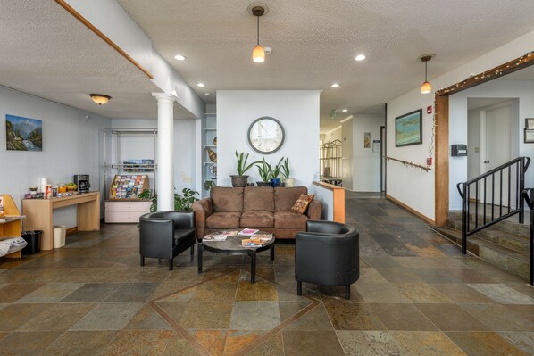 Lobby sitting area - Waldport Bayfront Hotel and Restaurant (Waldport)