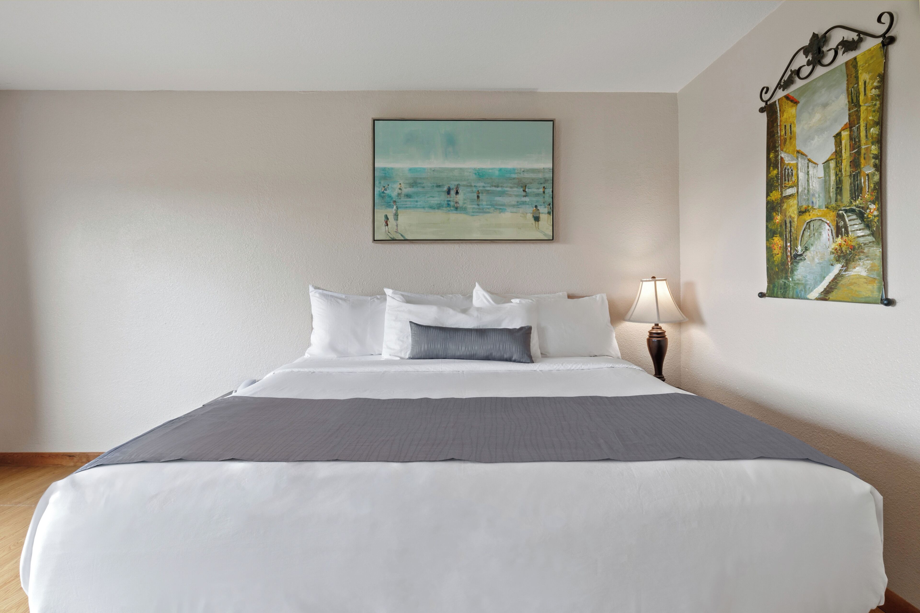 Peti besi dalam bilik, langsir/tirai gelap terus 