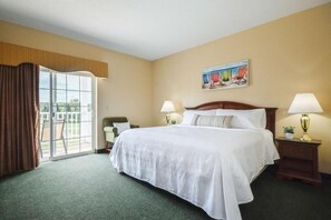 Senger med overmadrass, safe på rommet og blendingsgardiner