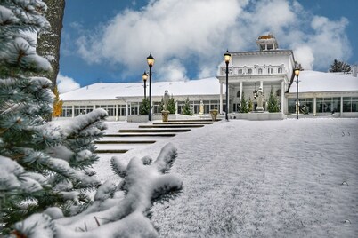 Four Seasons Island Resort