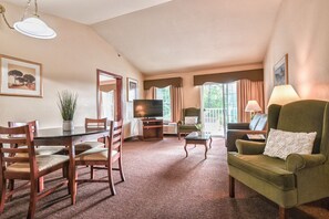 Senger med overmadrass, safe på rommet og blendingsgardiner