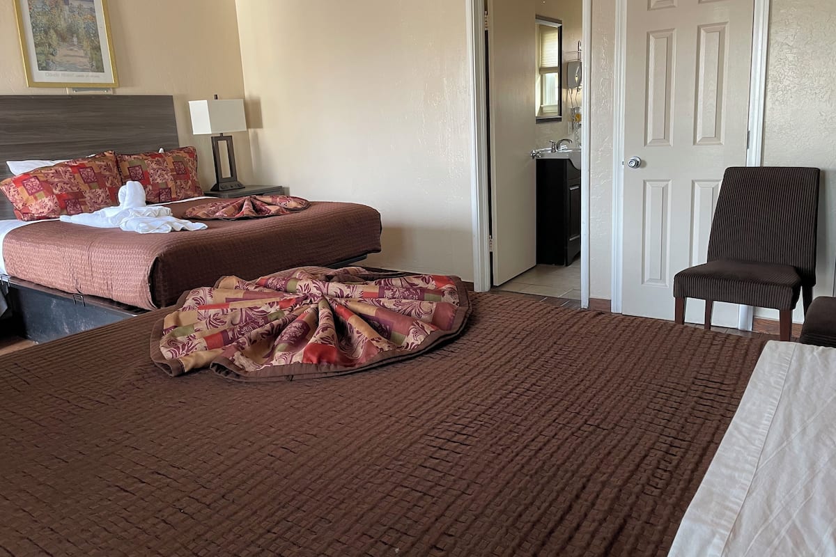 Habitación estándar, 2 camas matrimoniales | Tabla de planchar con plancha, wifi gratis y ropa de cama