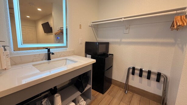Standard Room, 1 Queen Bed | Bathroom -  SurfSide Stay Morro Bay (Morro Bay)