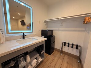 Standard Room, 1 Queen Bed | Bathroom | Combined shower/tub, eco-friendly toiletries, hair dryer, towels -  SurfSide Stay Morro Bay (Morro Bay)