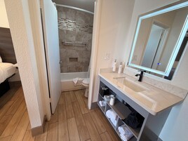 Standard Room, 1 Queen Bed | Bathroom | Combined shower/tub, eco-friendly toiletries, hair dryer, towels
