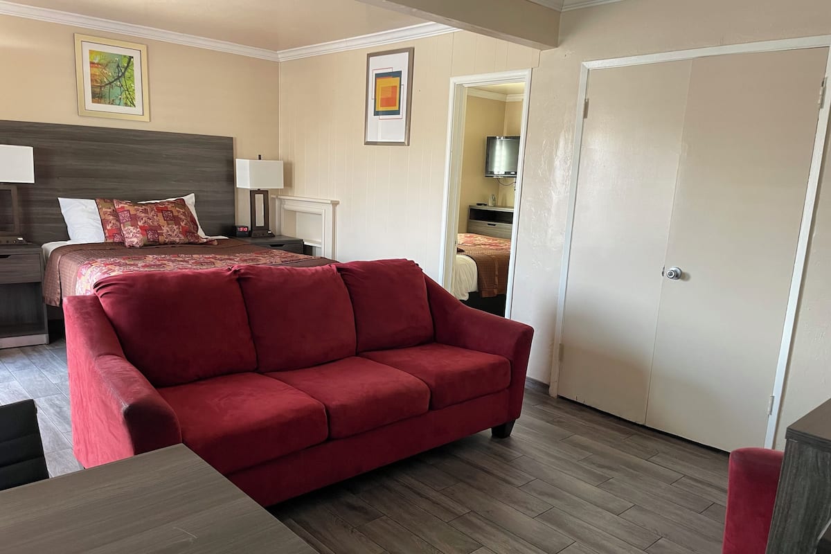 Habitación familiar (3 Queen Beds) | Tabla de planchar con plancha, wifi gratis y ropa de cama