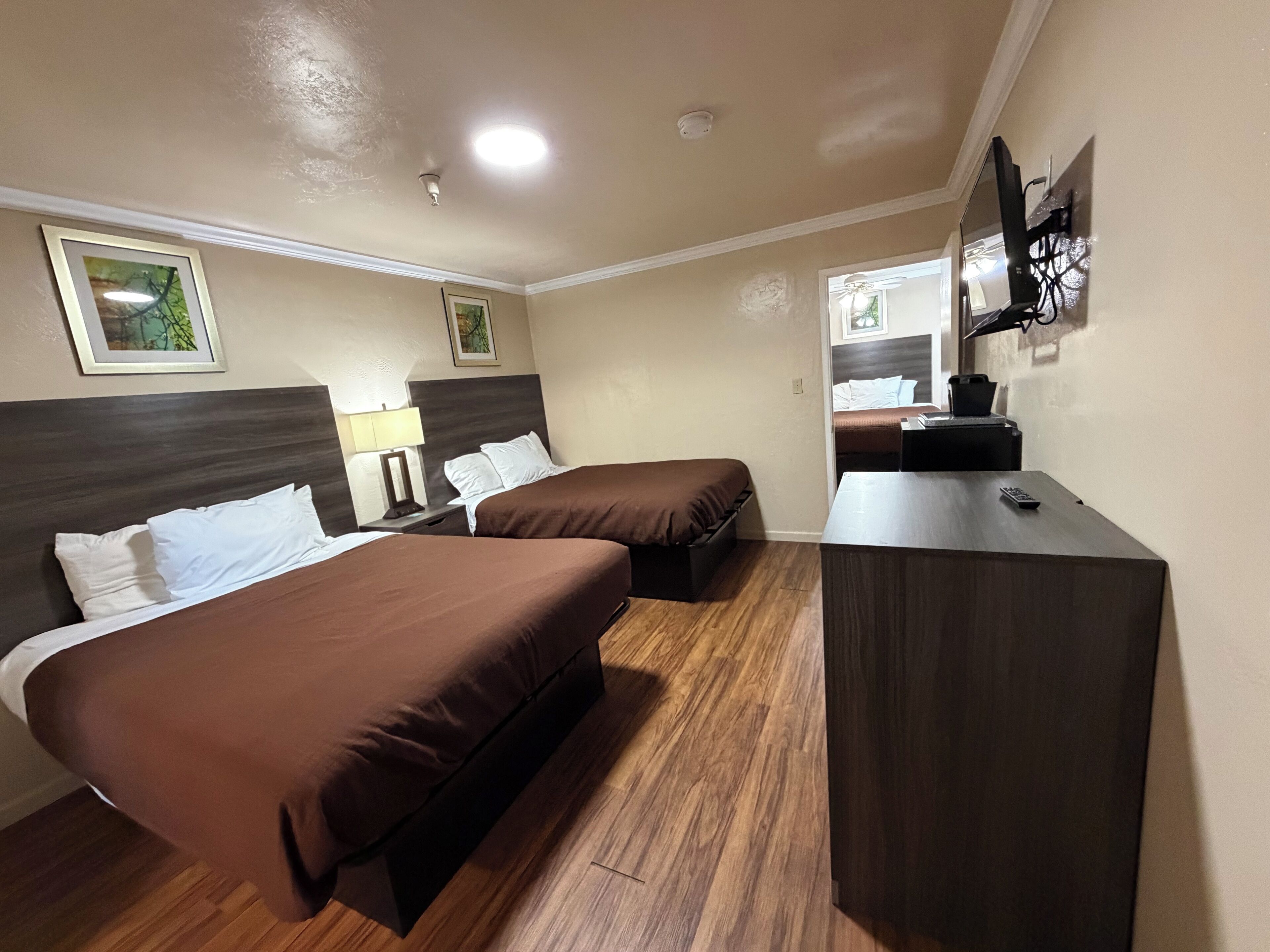 3 Queen Beds Suites