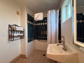 Basic Single Room, 1 Queen Bed, Accessible | Bathroom | Combined shower/tub, eco-friendly toiletries, hair dryer, towels