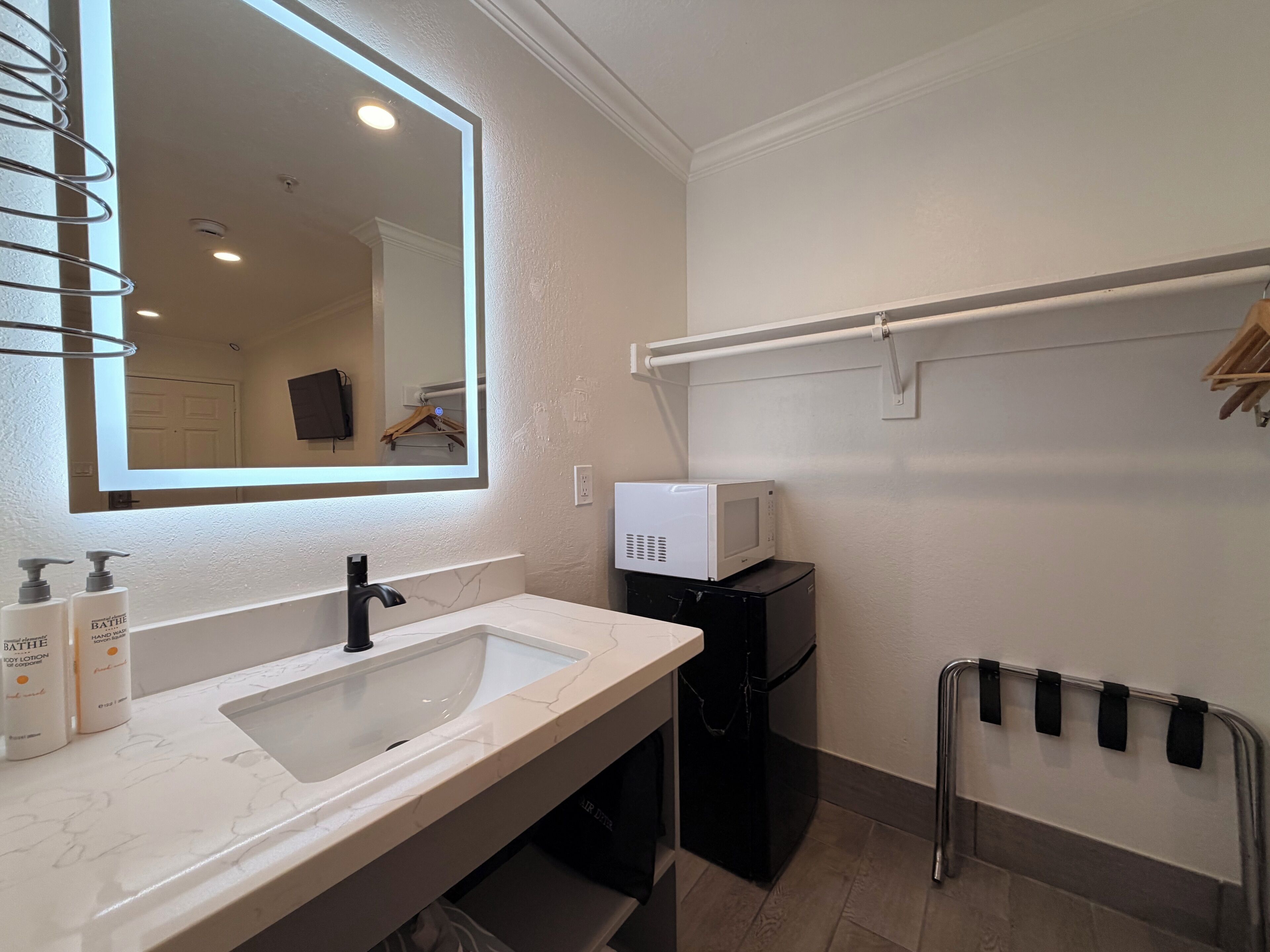 Standard  1  King Bed | ห้องน้ำ | ฝักบัวในอ่างอาบน้ำ, ของใช้ในห้องน้ำเป็นมิตรต่อสิ่งแวดล้อม, ไดร์เป่าผม