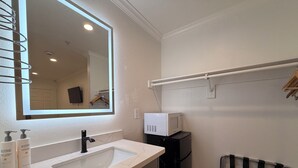 Standard  1  King Bed | Bathroom -  SurfSide Stay Morro Bay (Morro Bay)